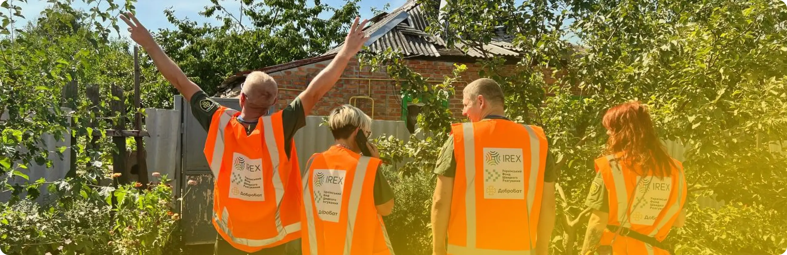 Добробат допомагає з розбиранням завалів українських домівок