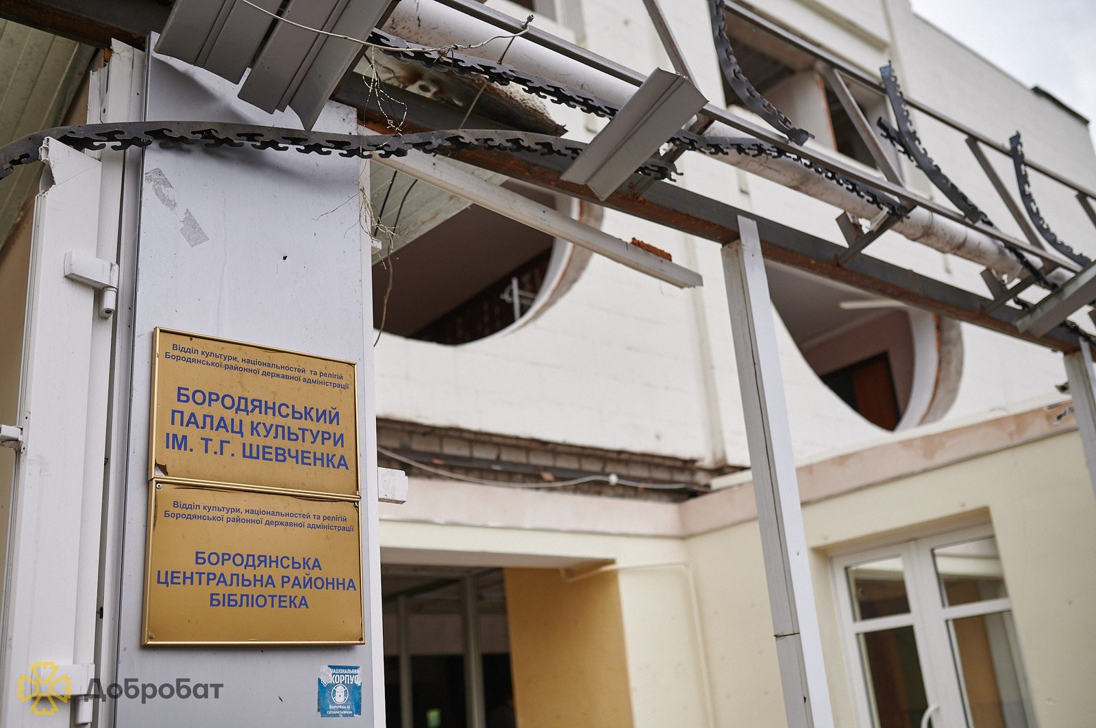 Співак та шоумен Коля Сєрга виступив для волонтерів будівельного батальйону «Добробат»