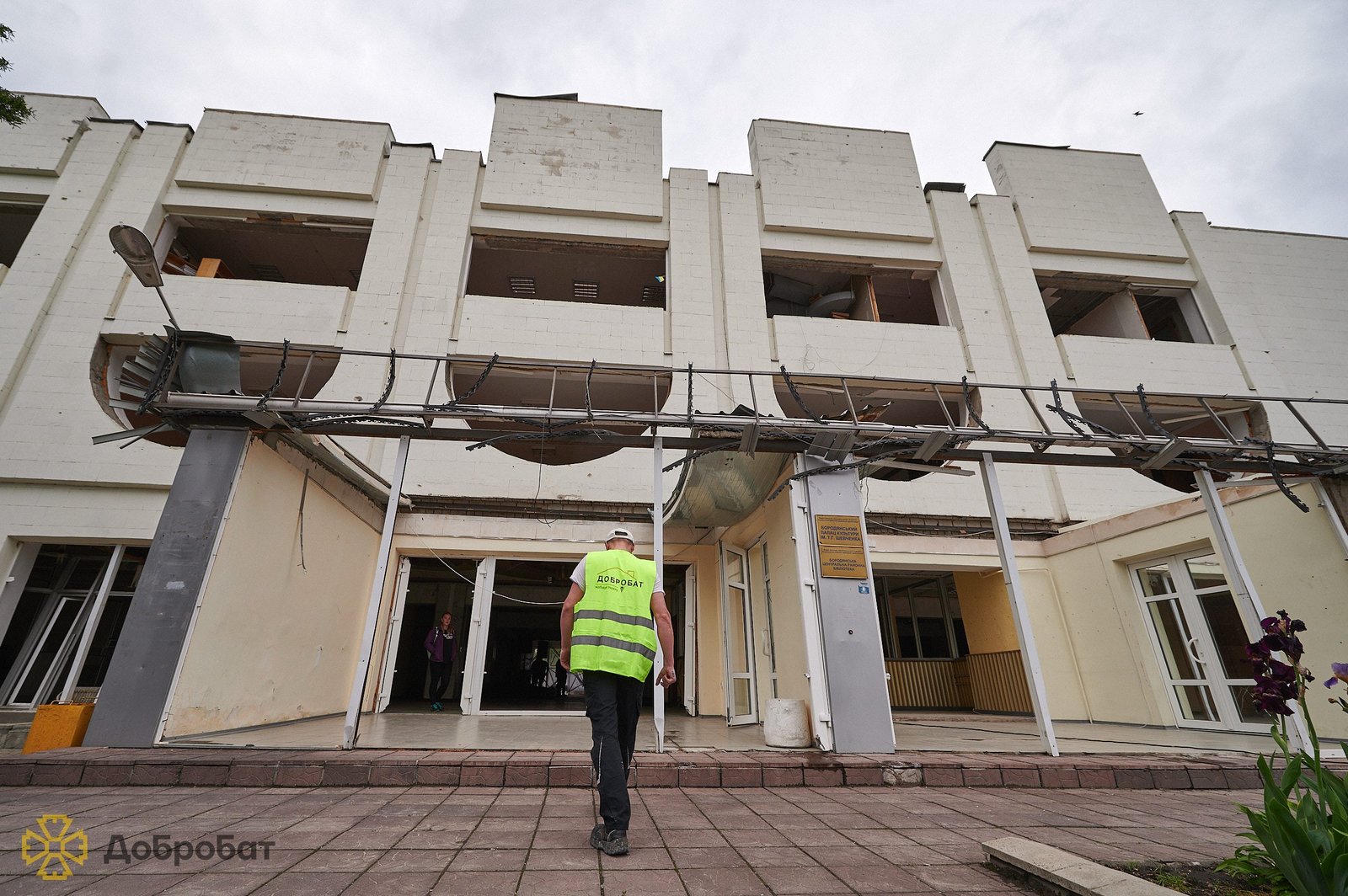 Співак та шоумен Коля Сєрга виступив для волонтерів будівельного батальйону «Добробат»