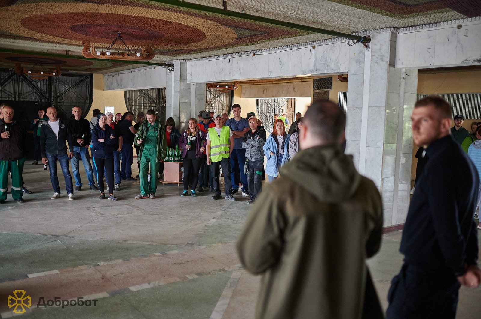 Співак та шоумен Коля Сєрга виступив для волонтерів будівельного батальйону «Добробат»