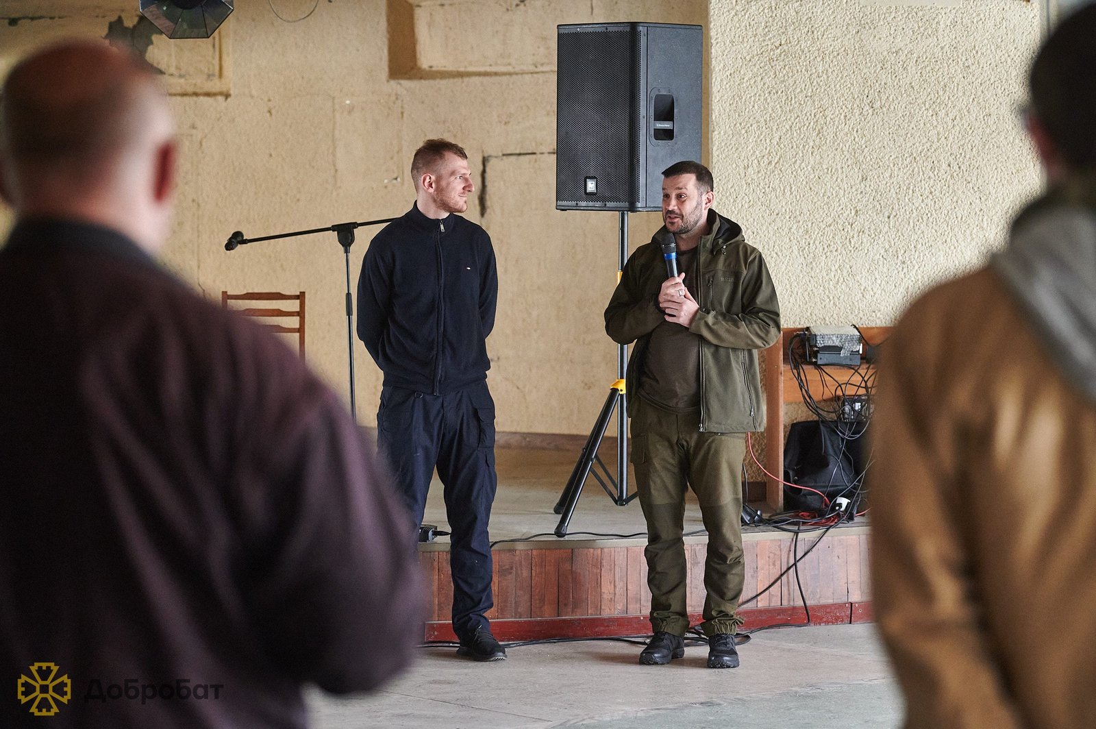 Співак та шоумен Коля Сєрга виступив для волонтерів будівельного батальйону «Добробат»