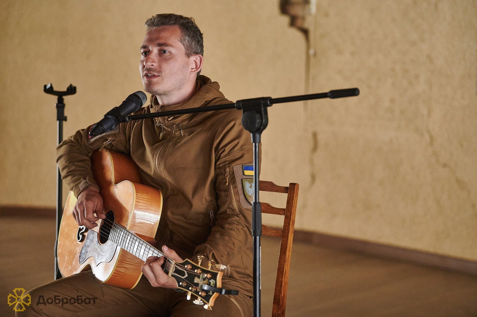 Співак та шоумен Коля Сєрга виступив для волонтерів будівельного батальйону «Добробат»