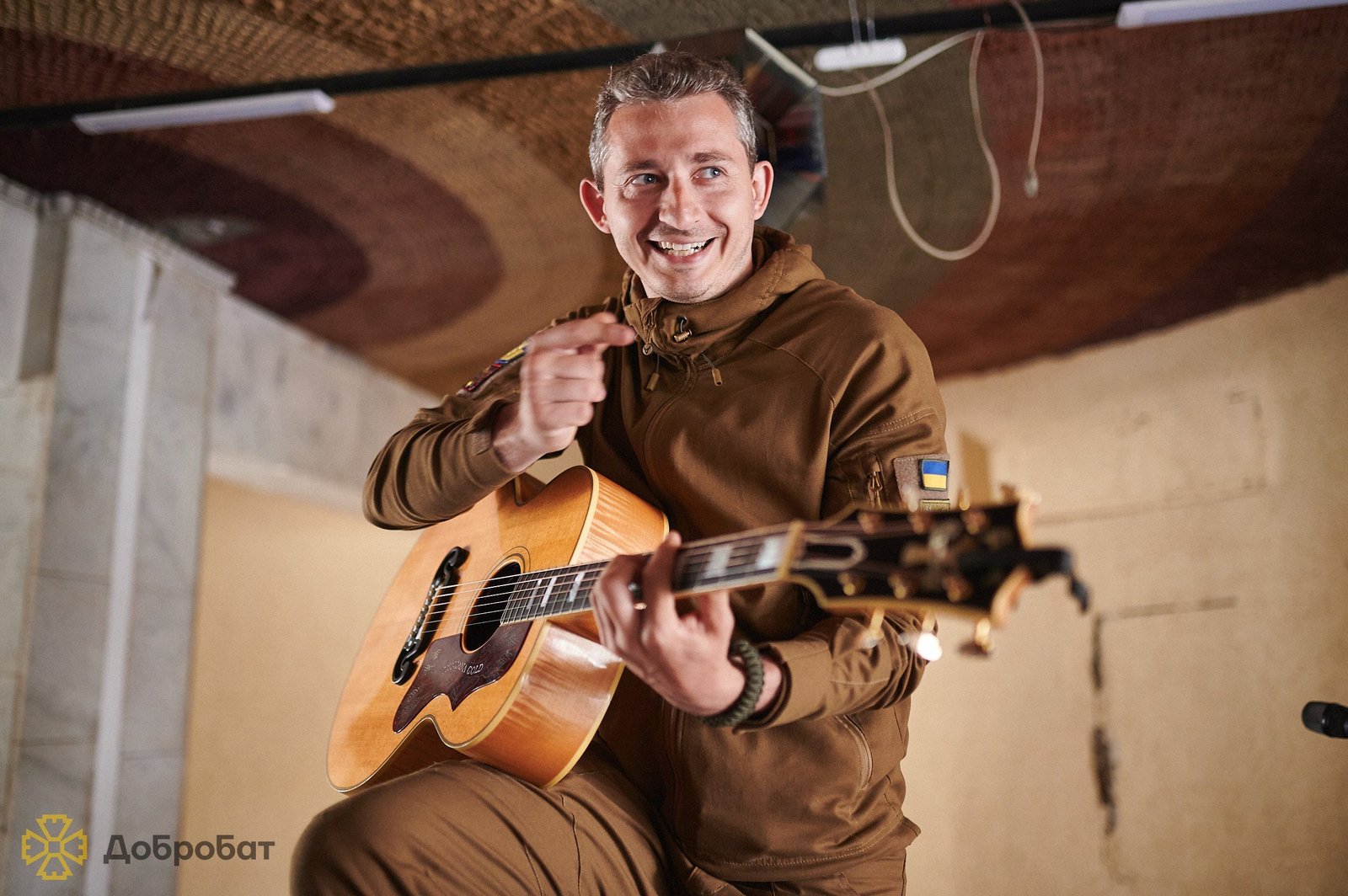 Співак та шоумен Коля Сєрга виступив для волонтерів будівельного батальйону «Добробат»