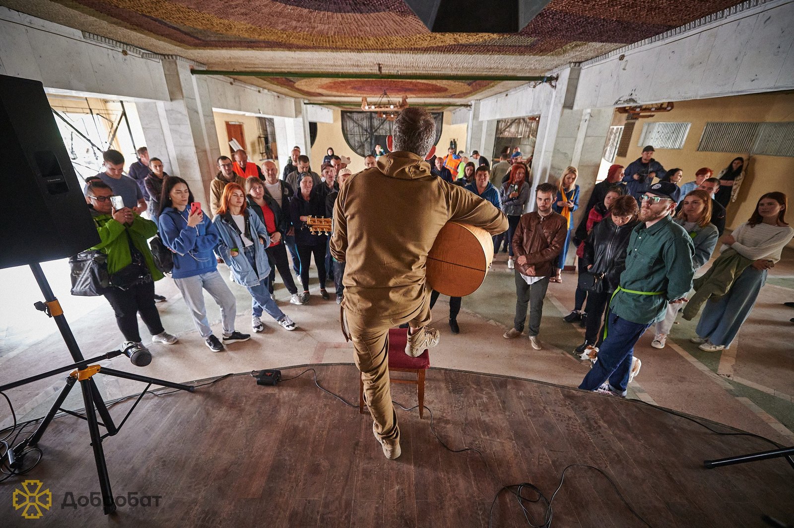 Співак та шоумен Коля Сєрга виступив для волонтерів будівельного батальйону «Добробат»