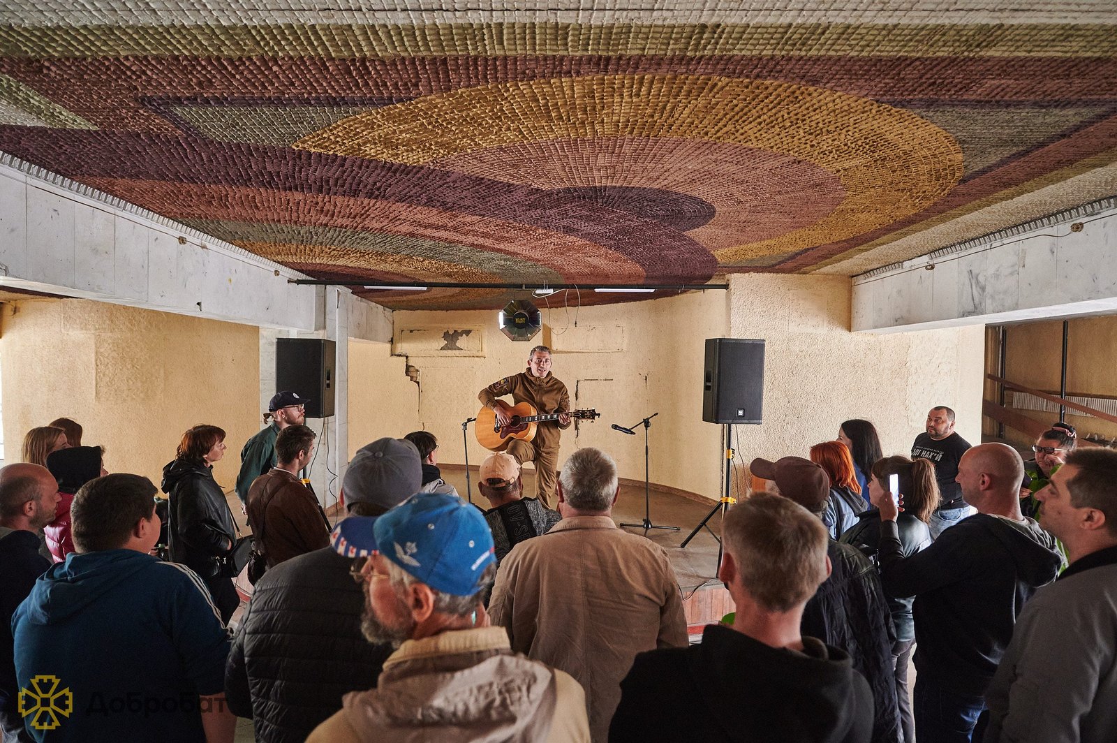 Співак та шоумен Коля Сєрга виступив для волонтерів будівельного батальйону «Добробат»