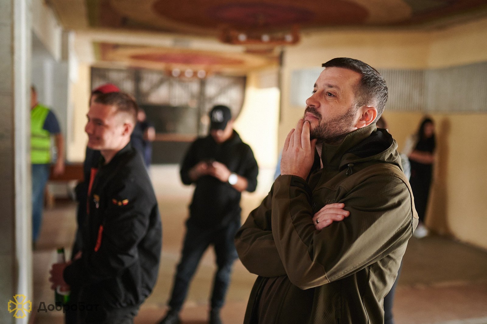 Співак та шоумен Коля Сєрга виступив для волонтерів будівельного батальйону «Добробат»