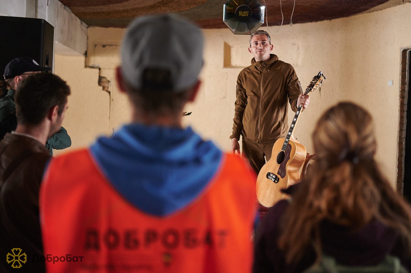 Співак та шоумен Коля Сєрга виступив для волонтерів будівельного батальйону «Добробат»