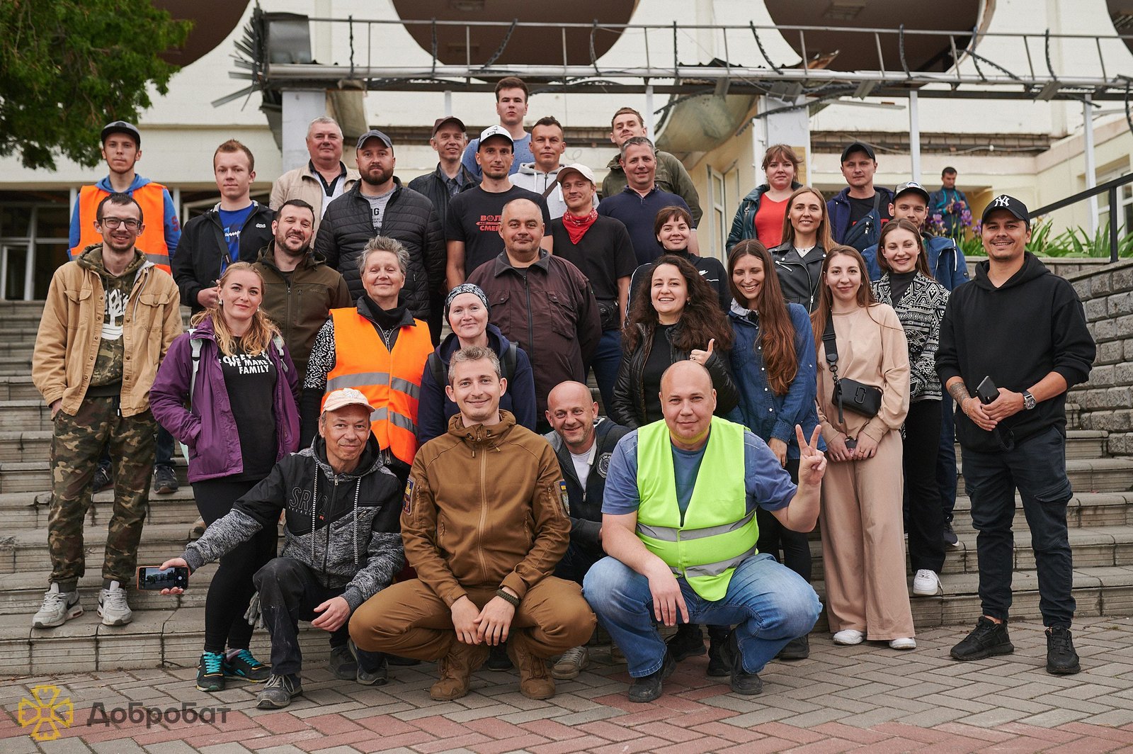 Співак та шоумен Коля Сєрга виступив для волонтерів будівельного батальйону «Добробат»