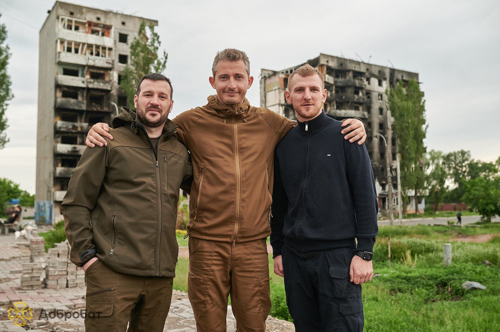 Співак та шоумен Коля Сєрга виступив для волонтерів будівельного батальйону «Добробат»