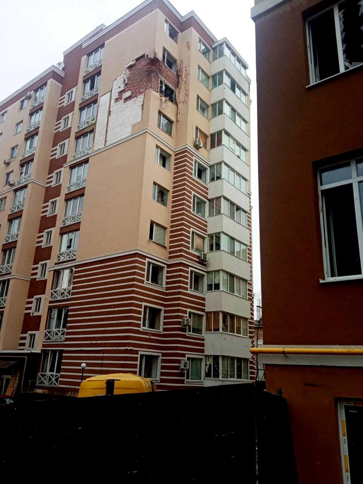 Пошкоджено житловий комплекс в м. Ірпінь