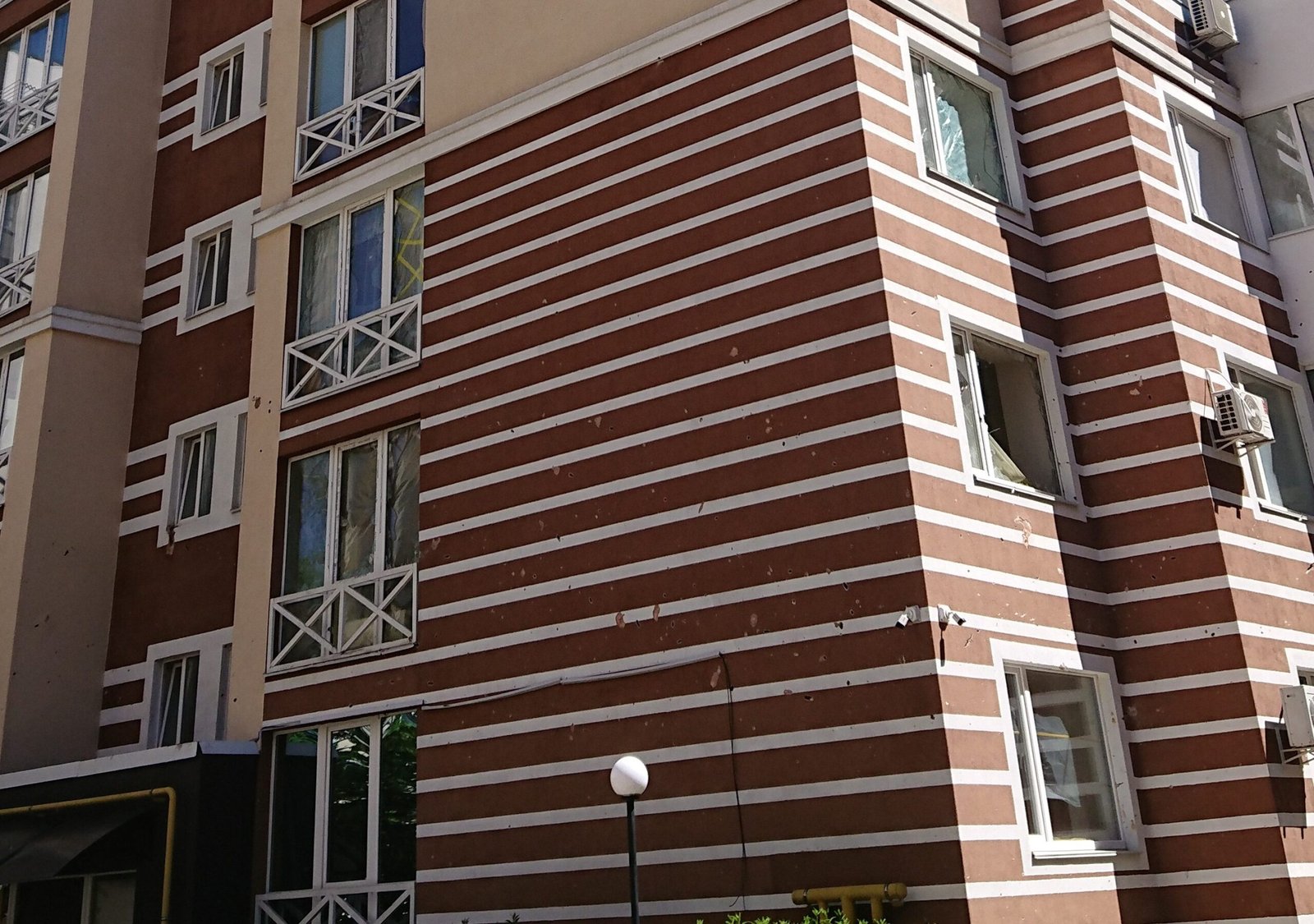 Пошкоджено житловий комплекс в м. Ірпінь