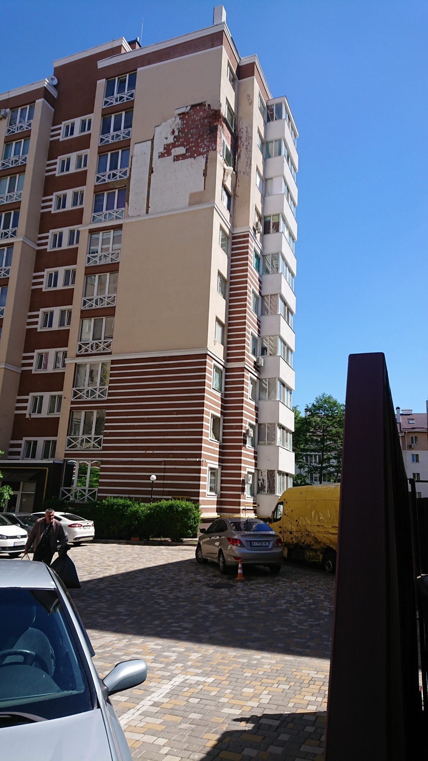 Пошкоджено житловий комплекс в м. Ірпінь