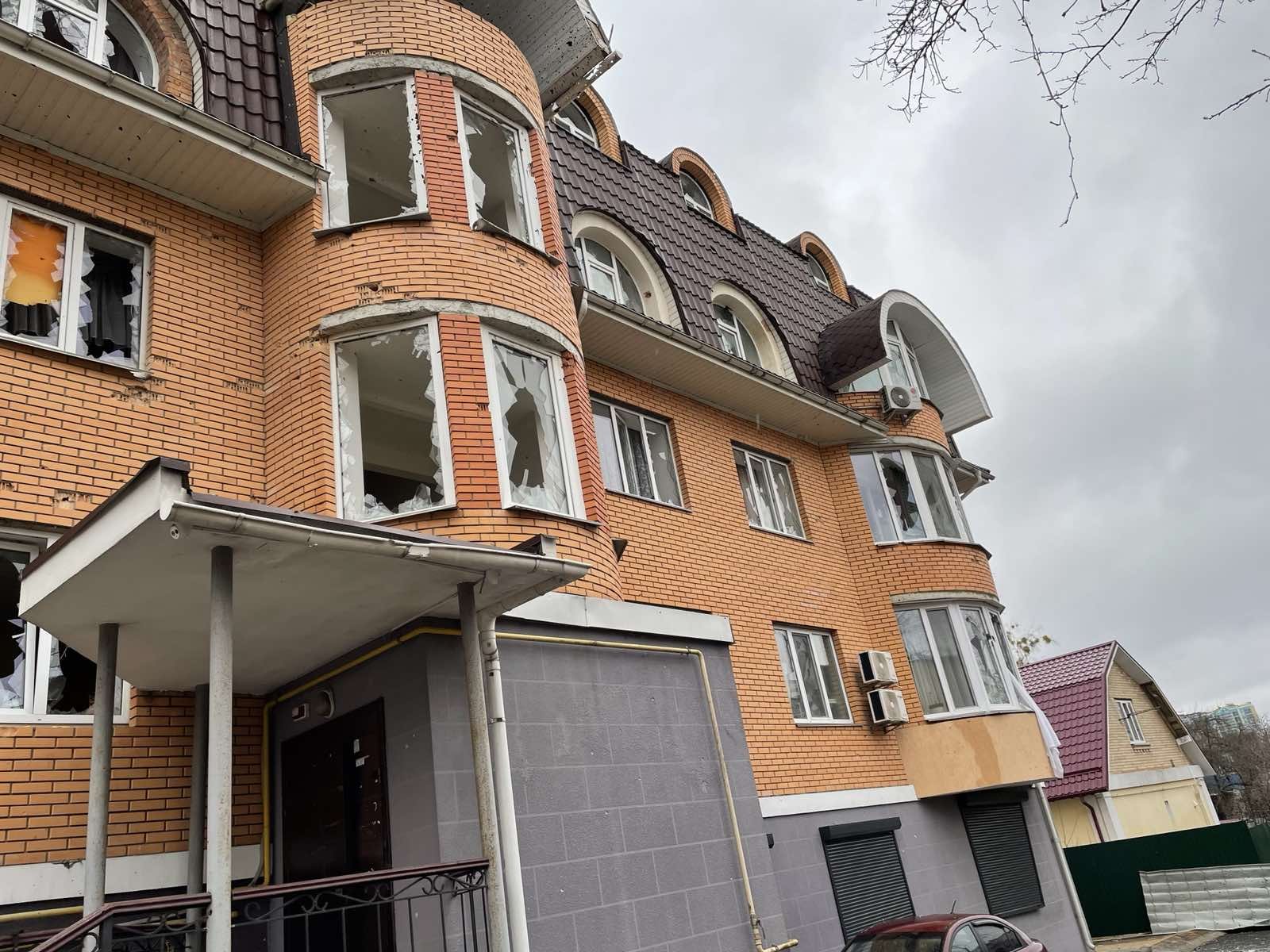 Пошкоджено житловий комплекс