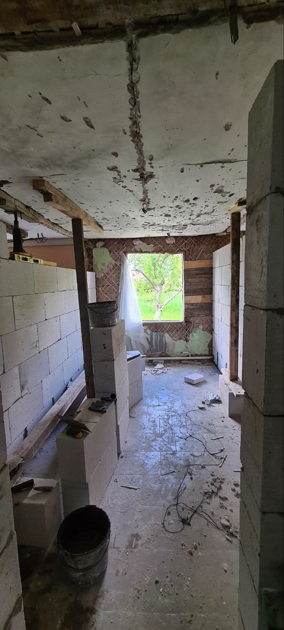 Пошкоджена будівля с. Загальці