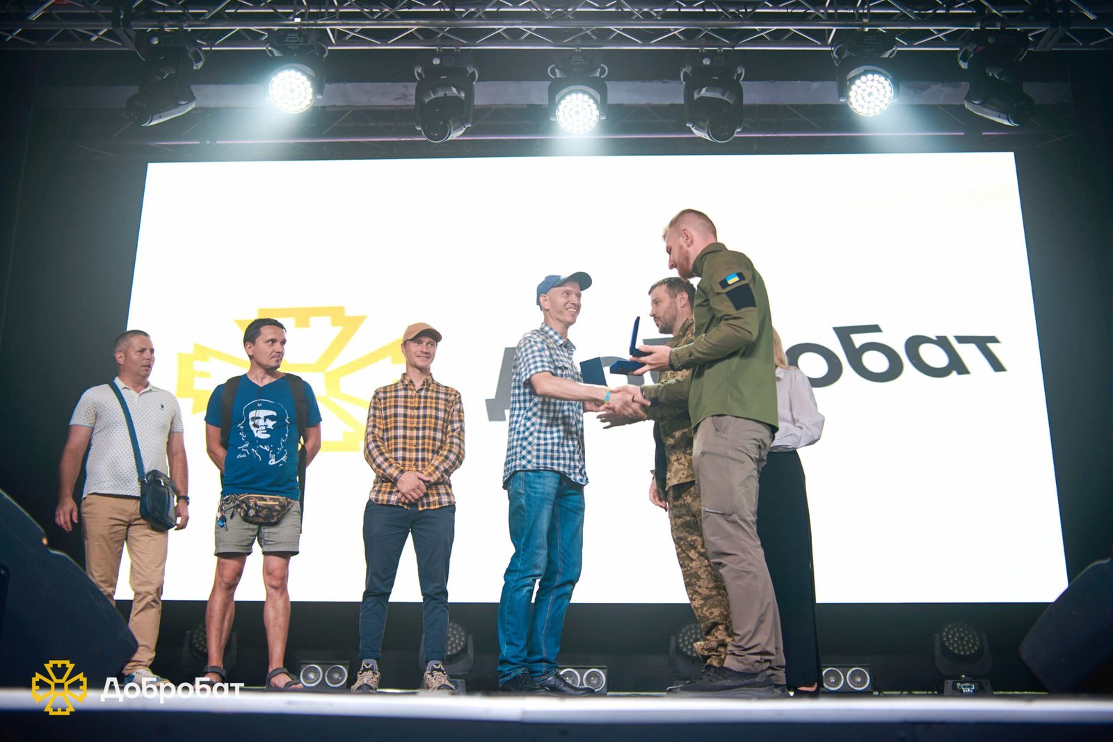 «Добробат» вручив нагрудні “Знаки Пошани” проактивним волонтерам та подяки партнерам