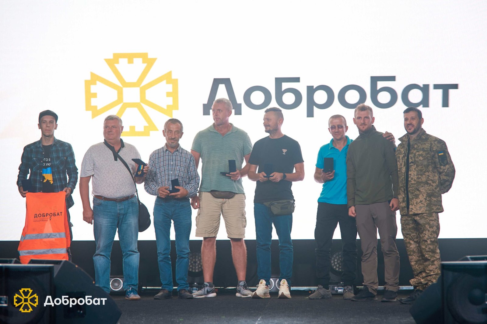 «Добробат» вручив нагрудні “Знаки Пошани” проактивним волонтерам та подяки партнерам