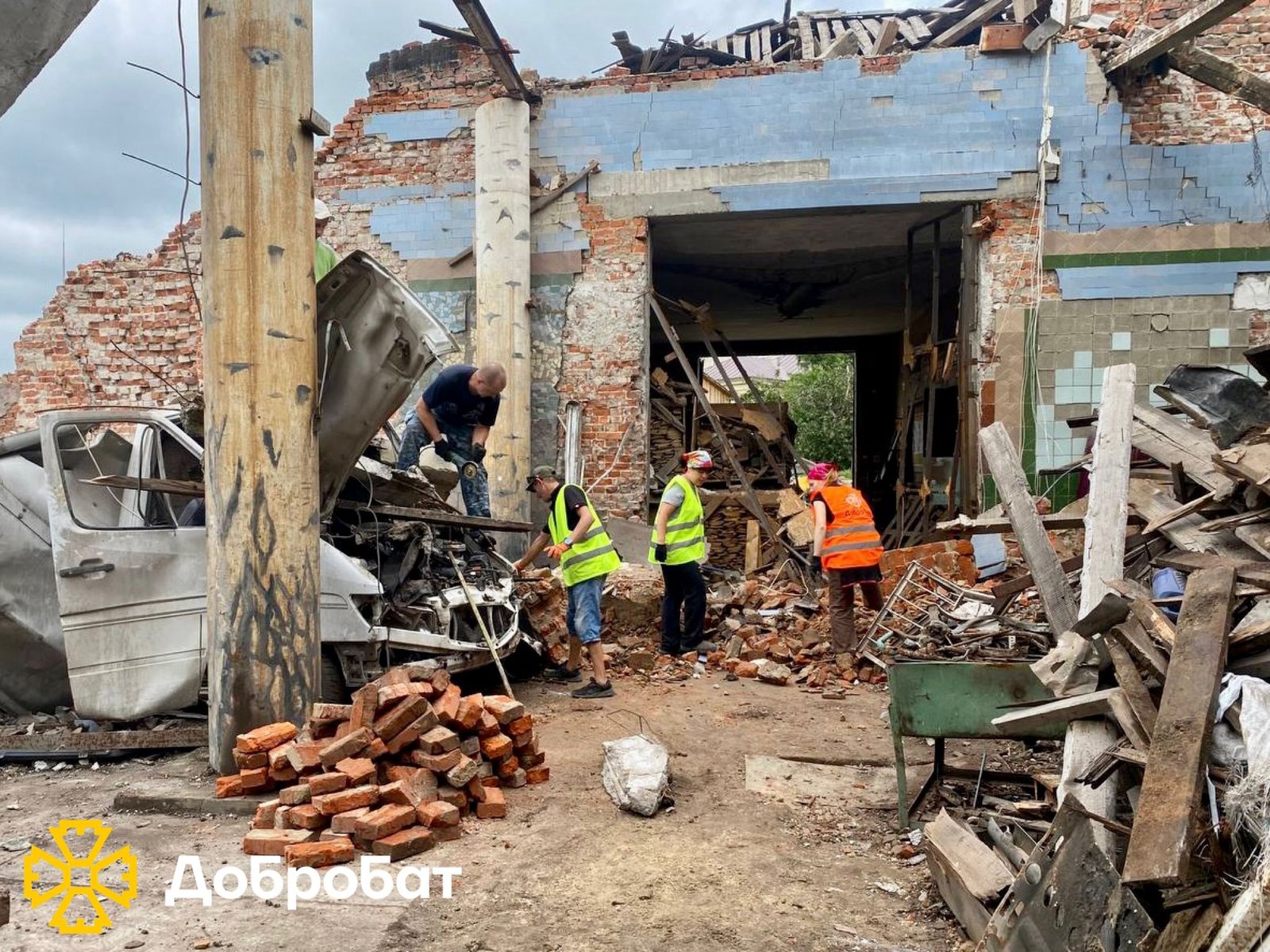 «Добробат» за підтримки партнерів, продовжує нагальне відновлення пошкодженого житла українців.