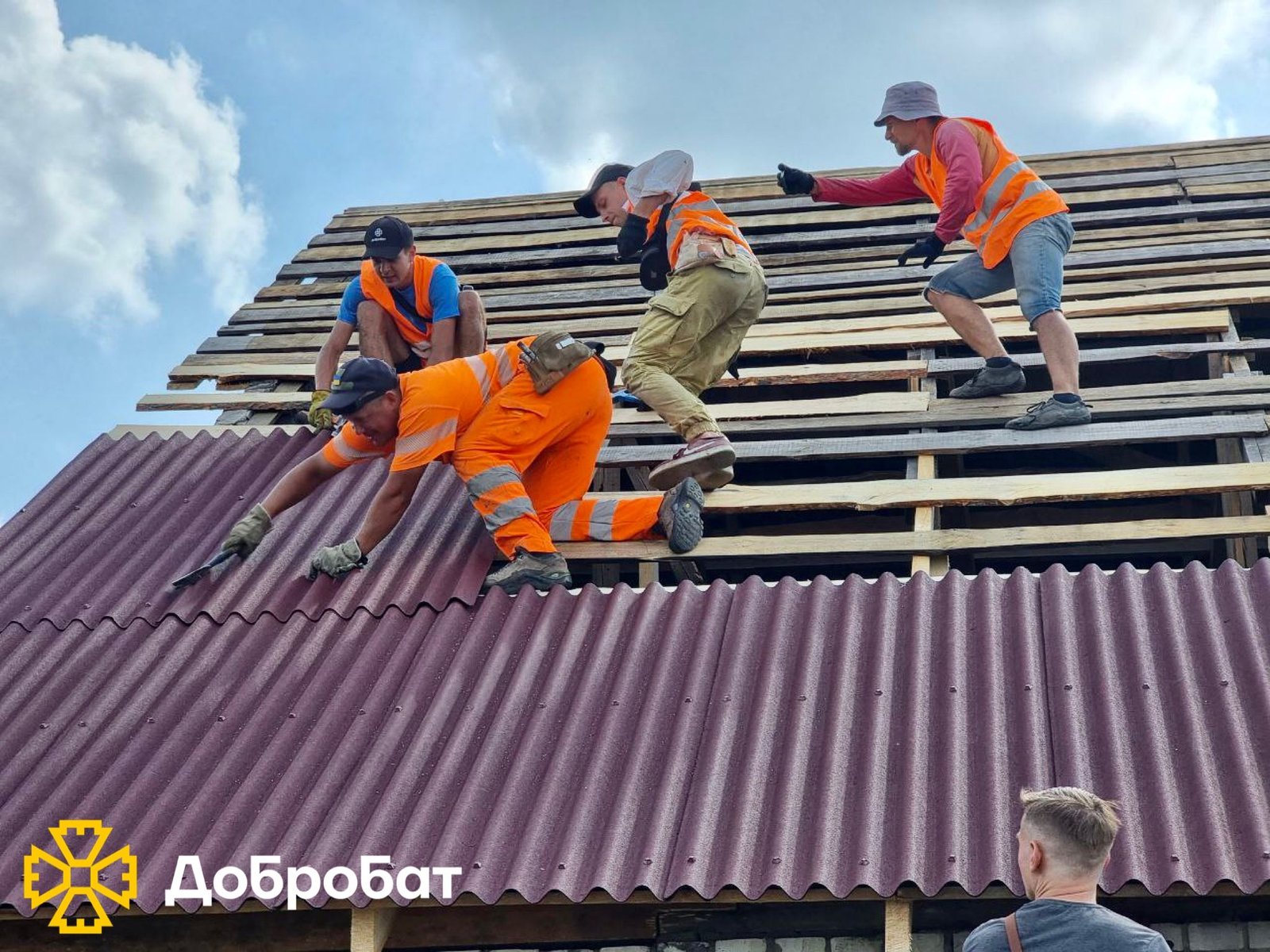 «Добробат» за підтримки партнерів, продовжує нагальне відновлення пошкодженого житла українців.
