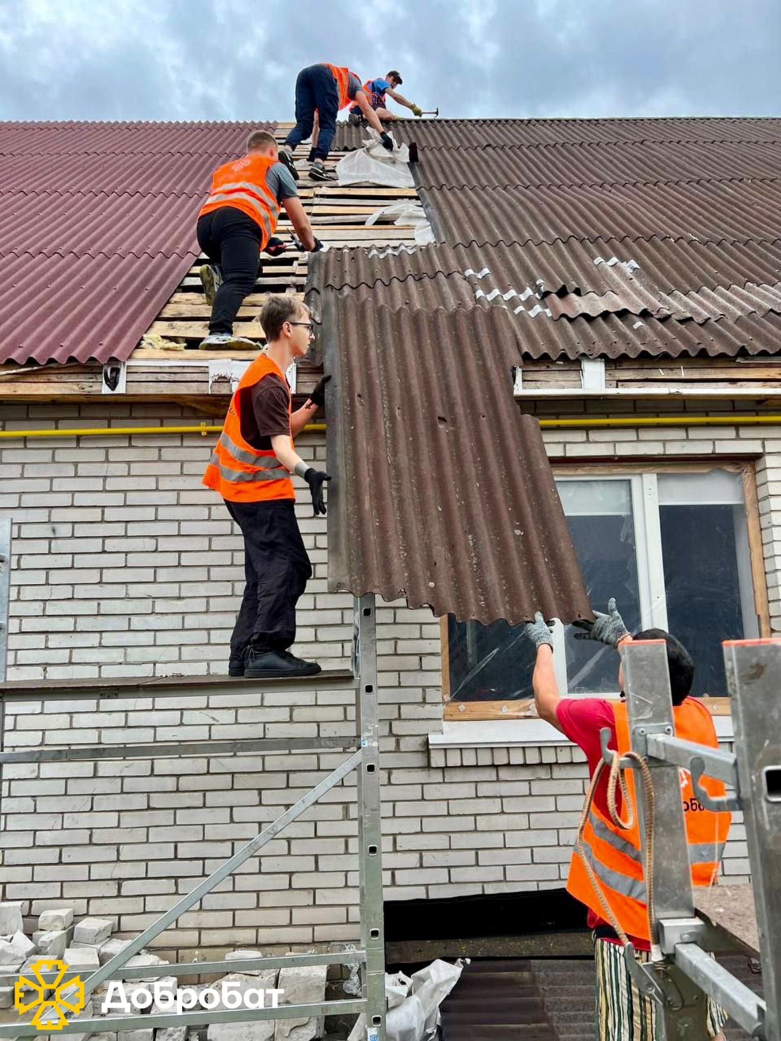 «Добробат» за підтримки партнерів, продовжує нагальне відновлення пошкодженого житла українців.