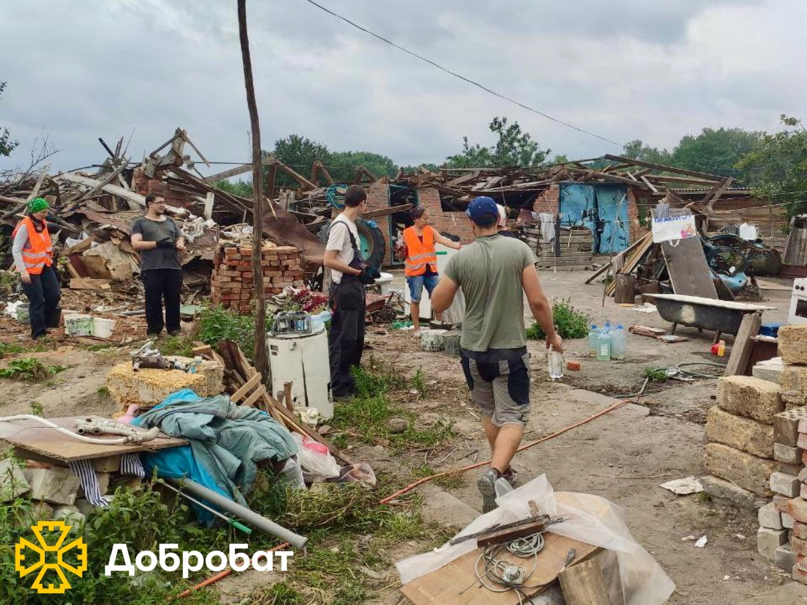 «Добробат» за підтримки партнерів, продовжує нагальне відновлення пошкодженого житла українців.
