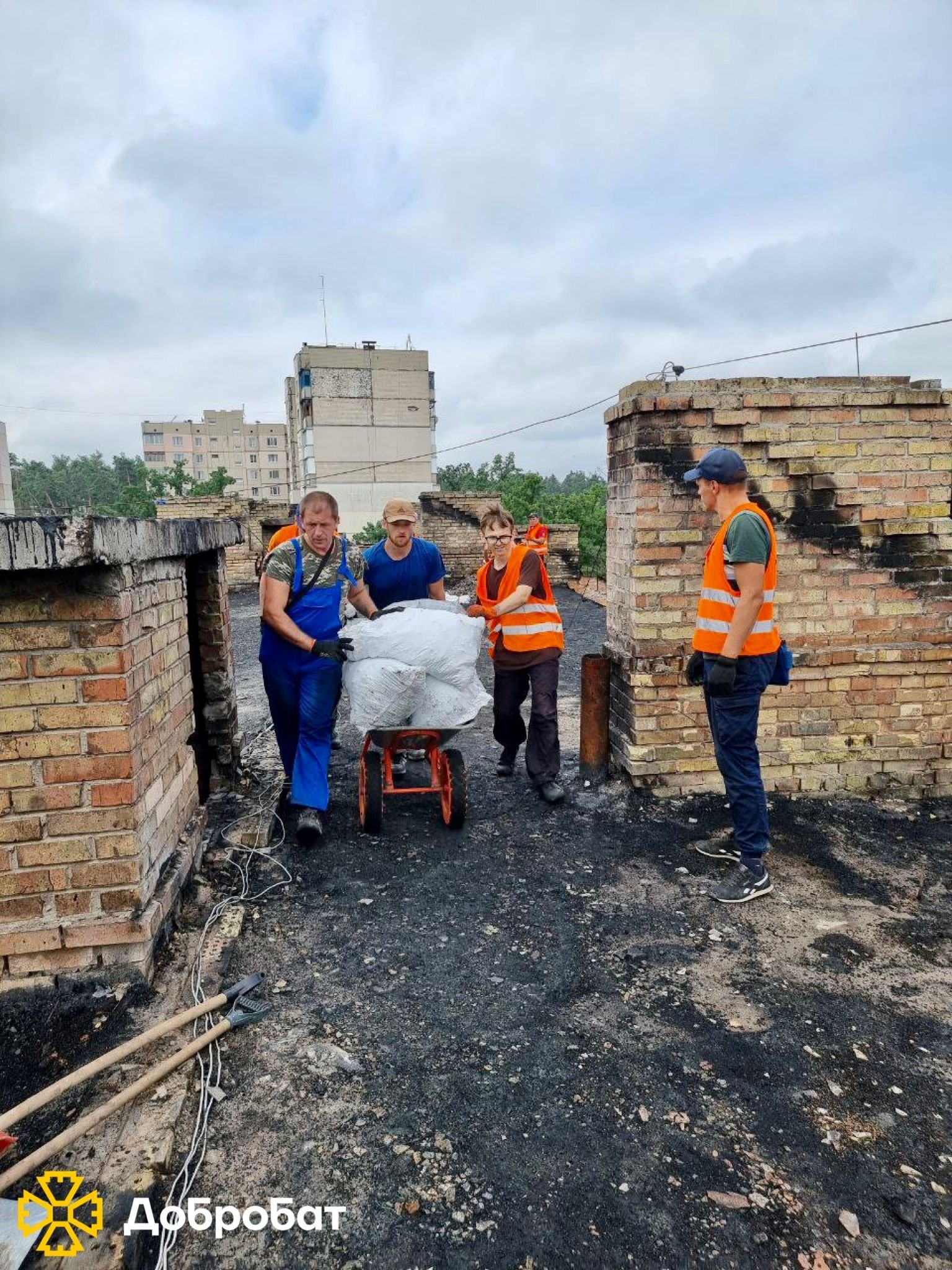 «Добробат» за підтримки партнерів, продовжує нагальне відновлення пошкодженого житла українців.