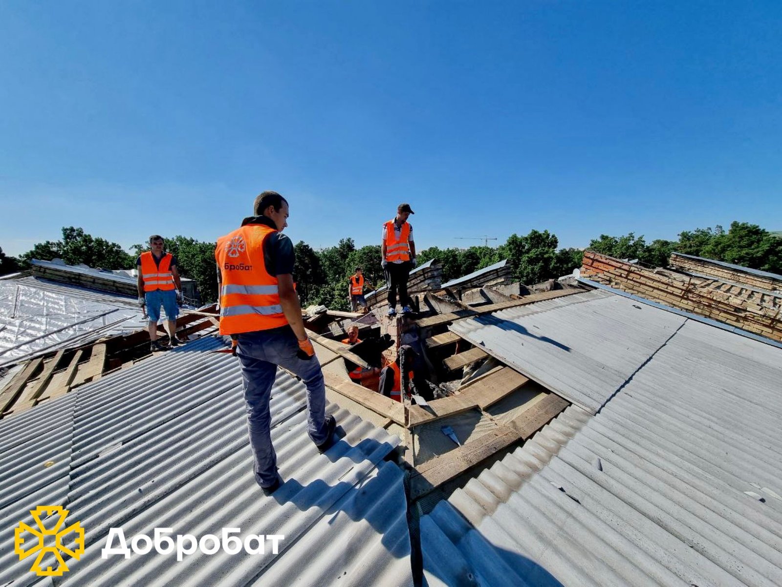 Єднаємося та відбудовуємо країну великою родиною «Добробату»: понад 450 волонтерів долучилися до нагального відновлення минулого тижня