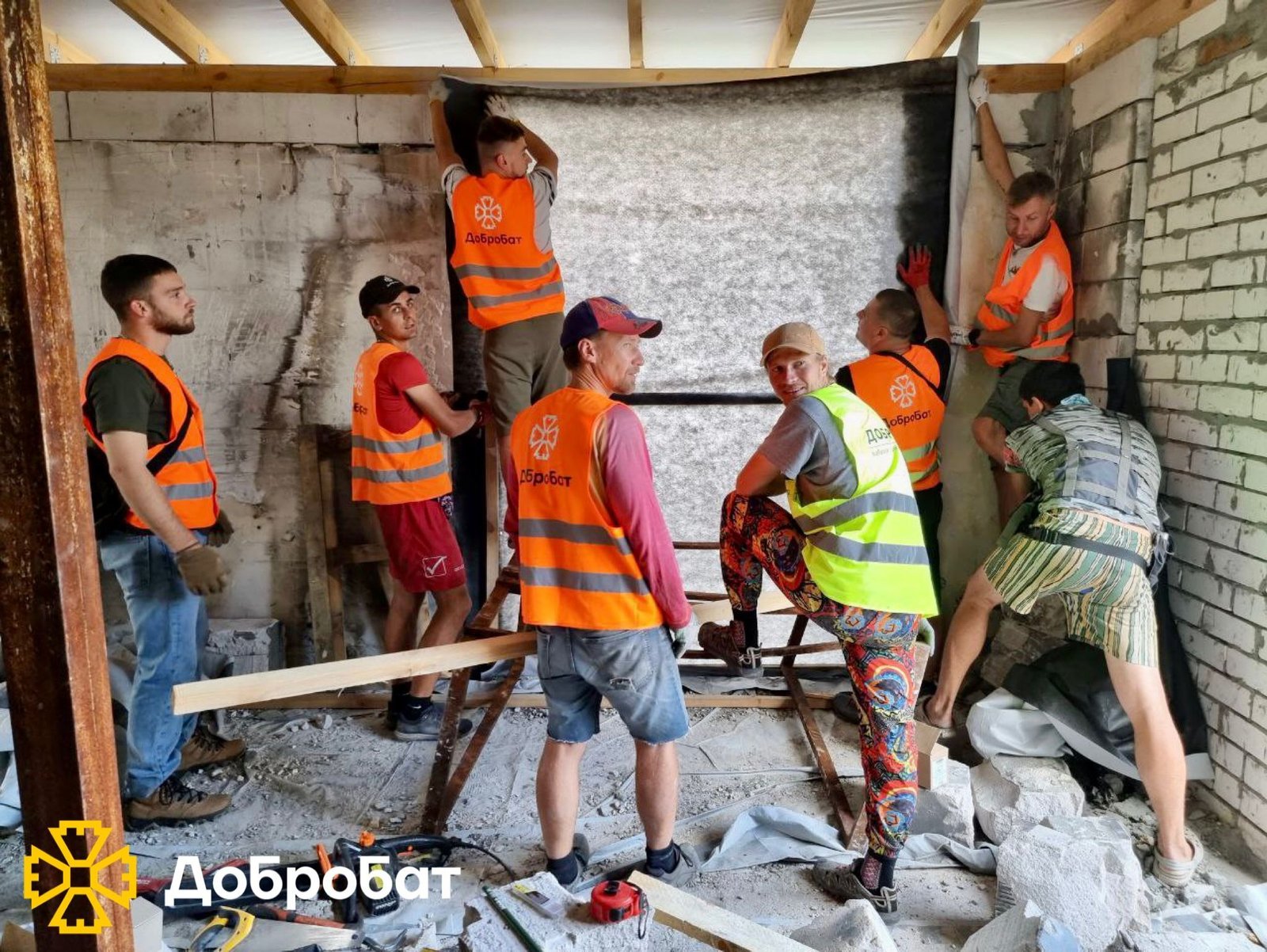 Єднаємося та відбудовуємо країну великою родиною «Добробату»: понад 450 волонтерів долучилися до нагального відновлення минулого тижня