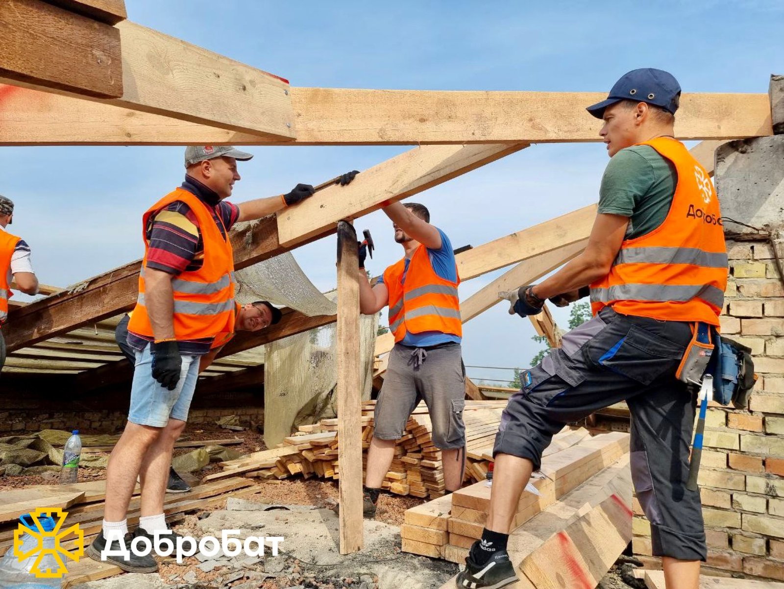 Єднаємося та відбудовуємо країну великою родиною «Добробату»: понад 450 волонтерів долучилися до нагального відновлення минулого тижня