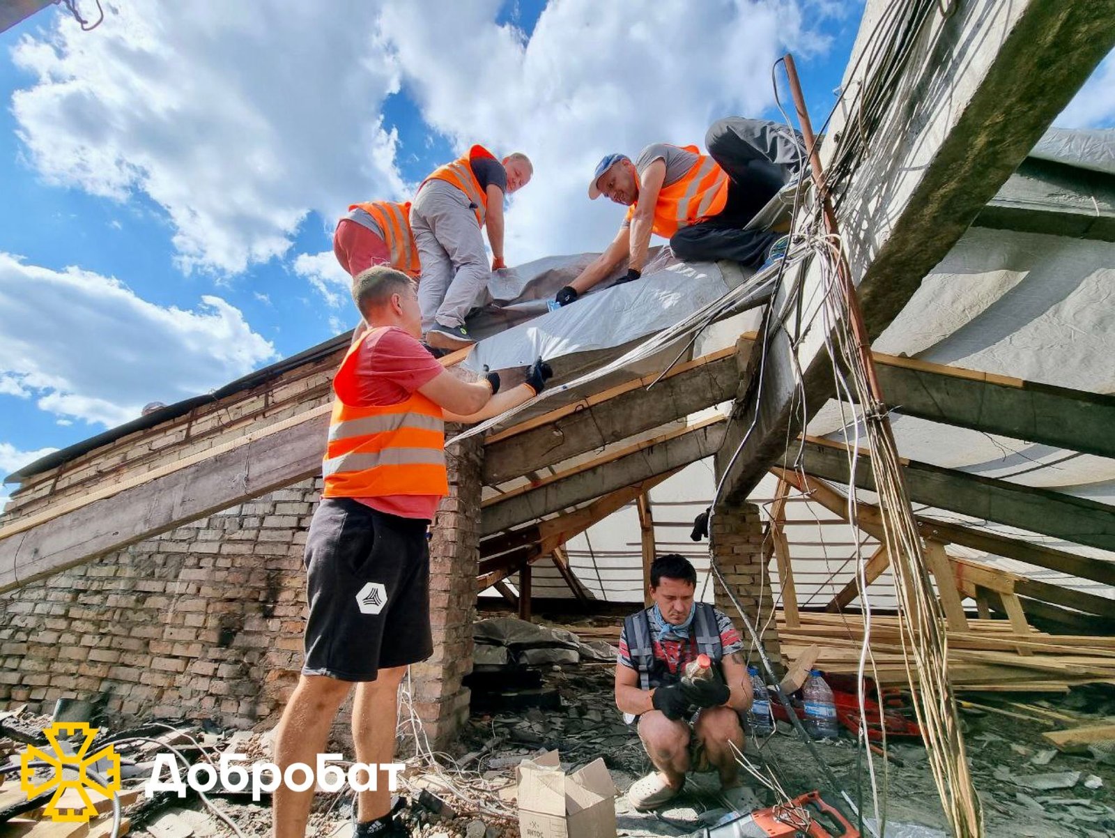 Єднаємося та відбудовуємо країну великою родиною «Добробату»: понад 450 волонтерів долучилися до нагального відновлення минулого тижня