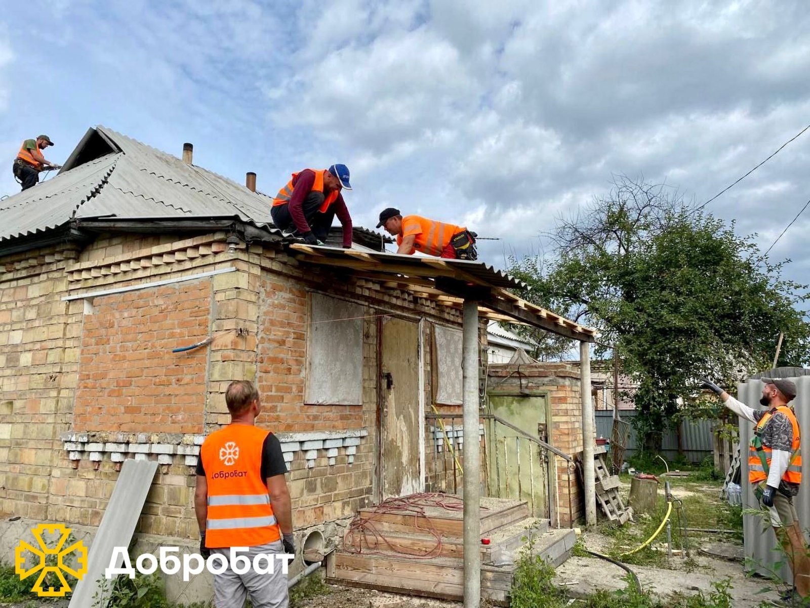 Єднаємося та відбудовуємо країну великою родиною «Добробату»: понад 450 волонтерів долучилися до нагального відновлення минулого тижня