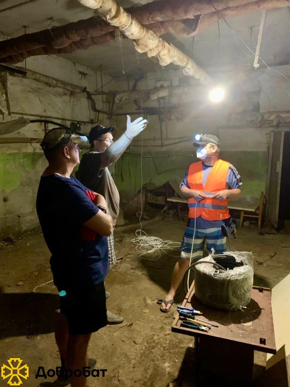 Розбирали завали, ладнали дахи, монтували вікна: понад 260 волонтерів долучилися до відбудови