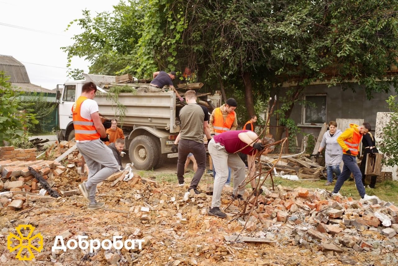 Єднаємося та відбудовуємо країну великою родиною «Добробату»: понад 450 волонтерів долучилися до нагального відновлення минулого тижня