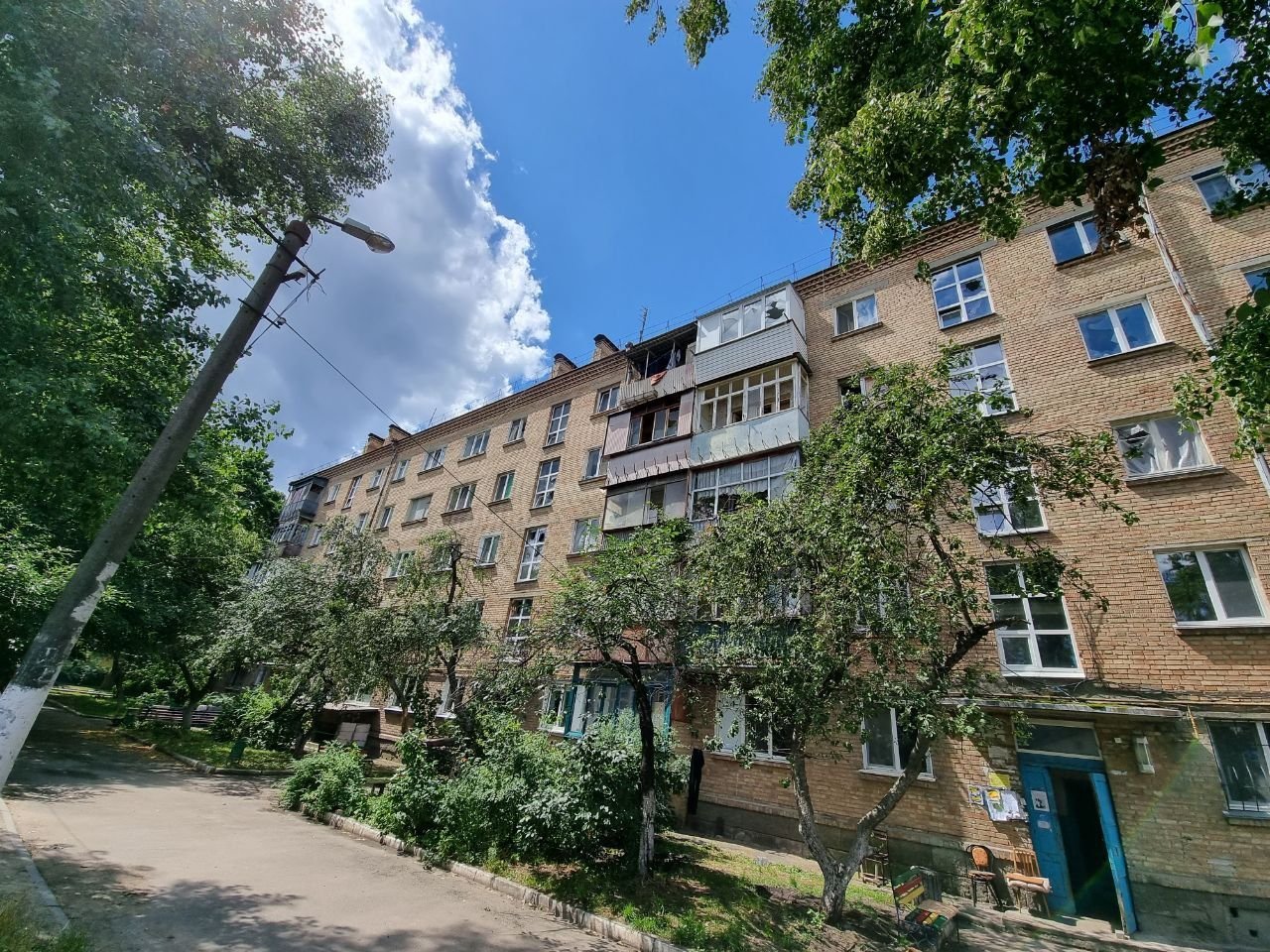 Пошкоджено 5-ти поверховий багатоквартирний будинок