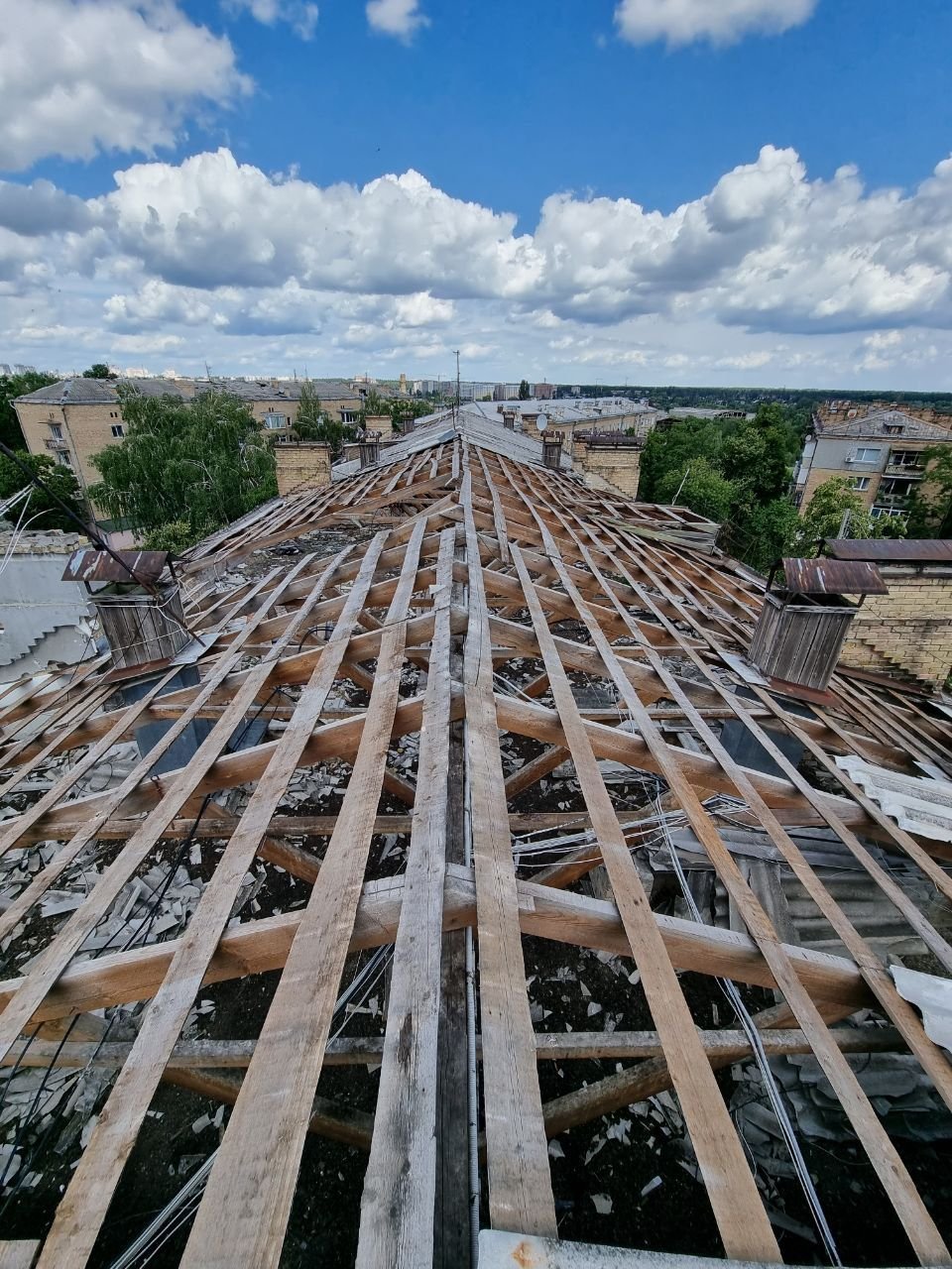 Пошкоджено 5-ти поверховий багатоквартирний будинок