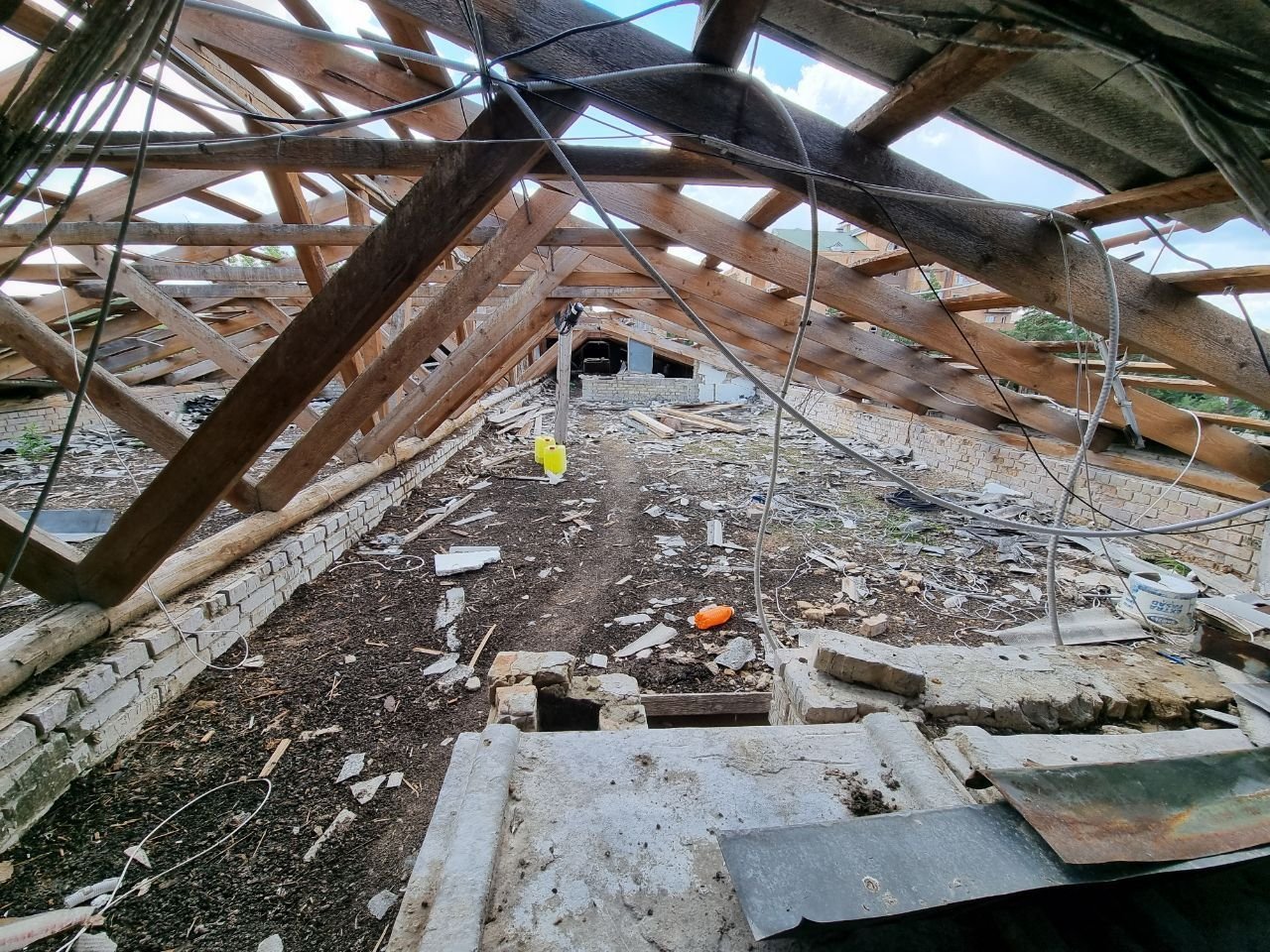 Пошкоджено 5-ти поверховий багатоквартирний будинок