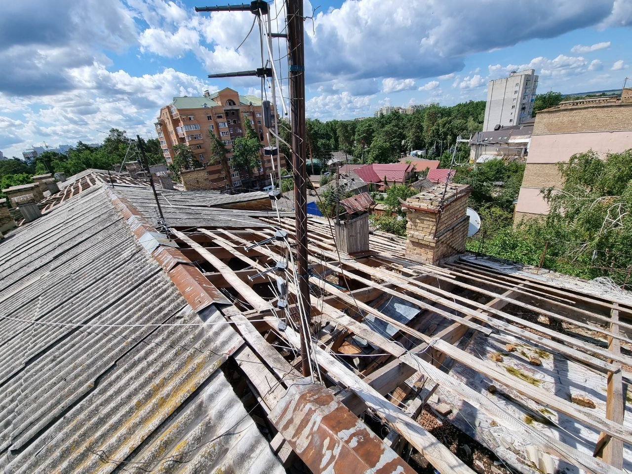 Пошкоджено 5-ти поверховий багатоквартирний будинок