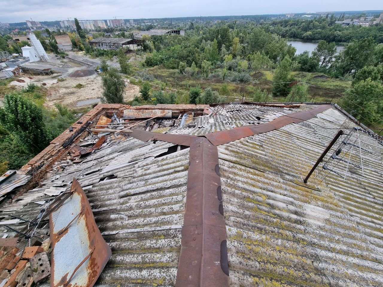 Зруйновано 5-ти поверховий багатоквартирний будинок.