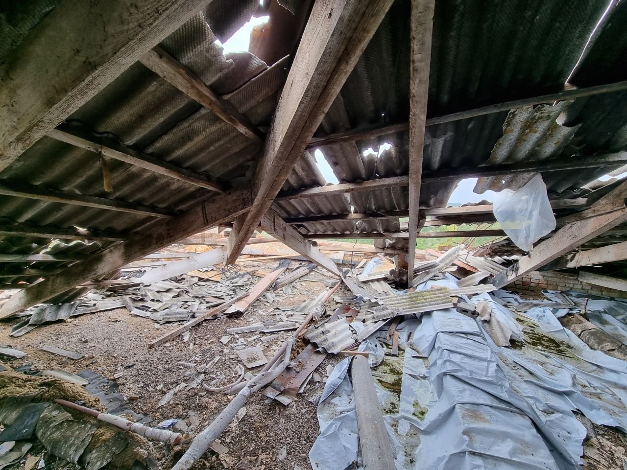 Зруйновано 5-ти поверховий багатоквартирний будинок.