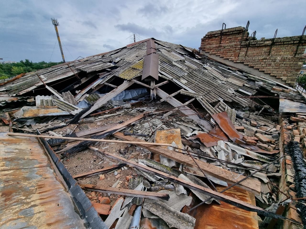 Зруйновано 5-ти поверховий багатоквартирний будинок.