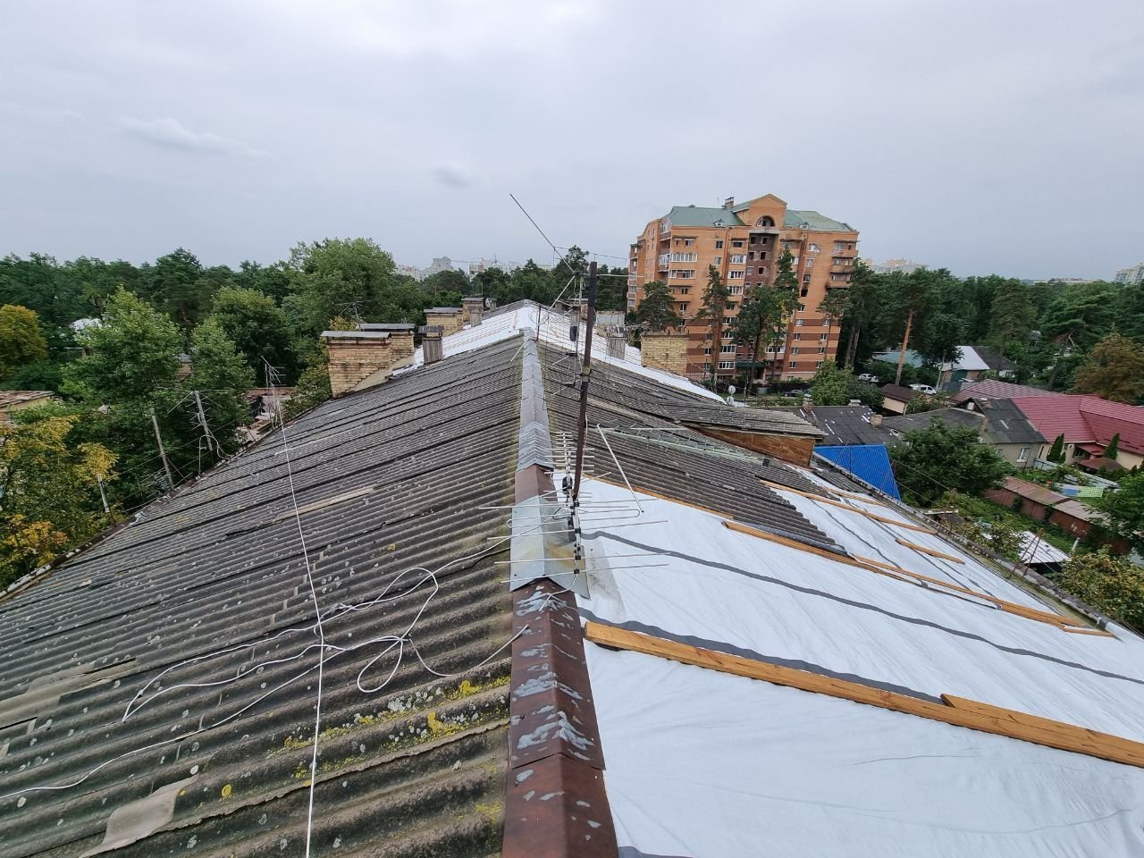 Пошкоджено покрівлю багатоквартирного житлового будинку в місті Ірпінь.