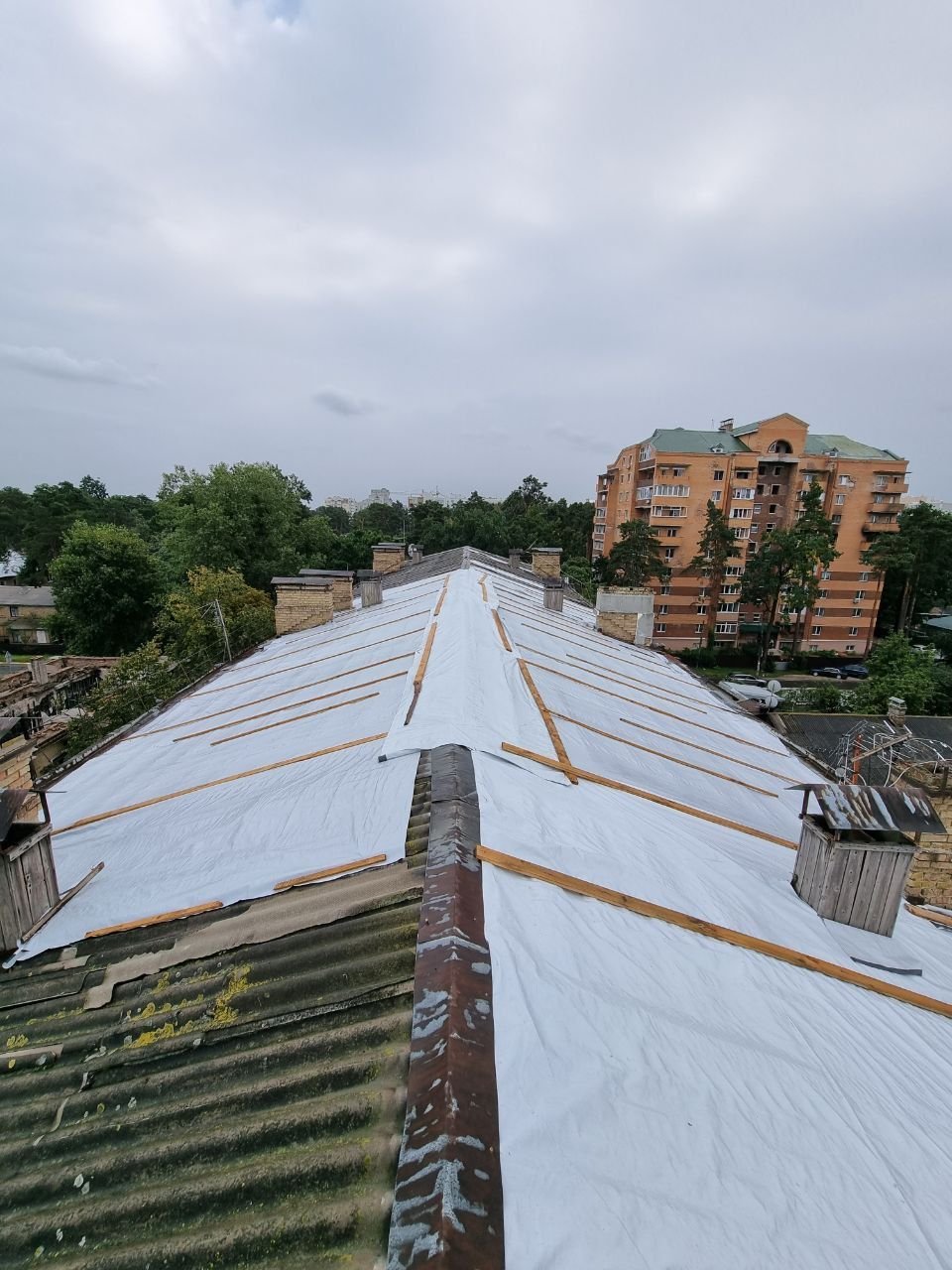 Пошкоджено покрівлю багатоквартирного житлового будинку в місті Ірпінь.