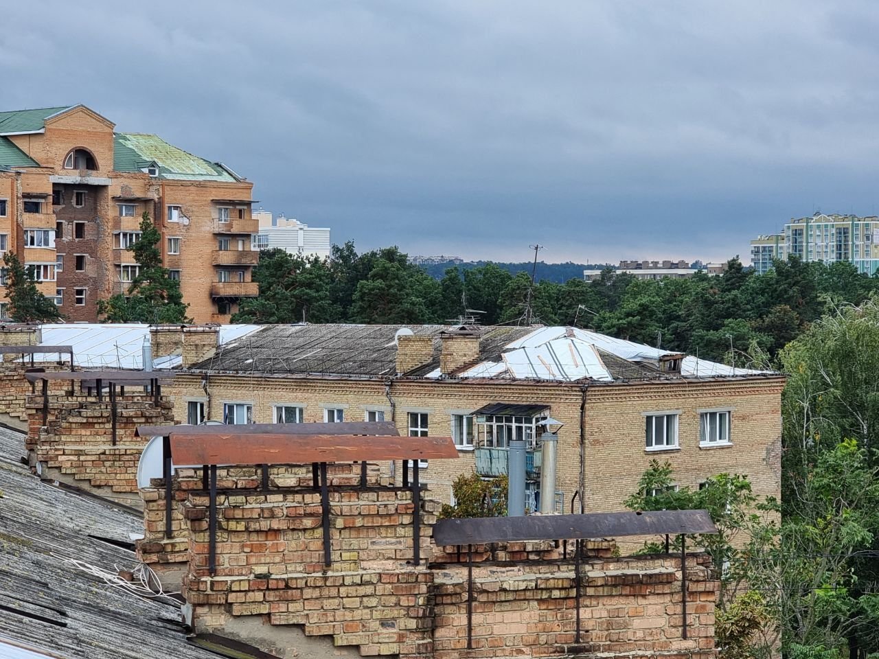 Пошкоджено покрівлю багатоквартирного житлового будинку в місті Ірпінь.