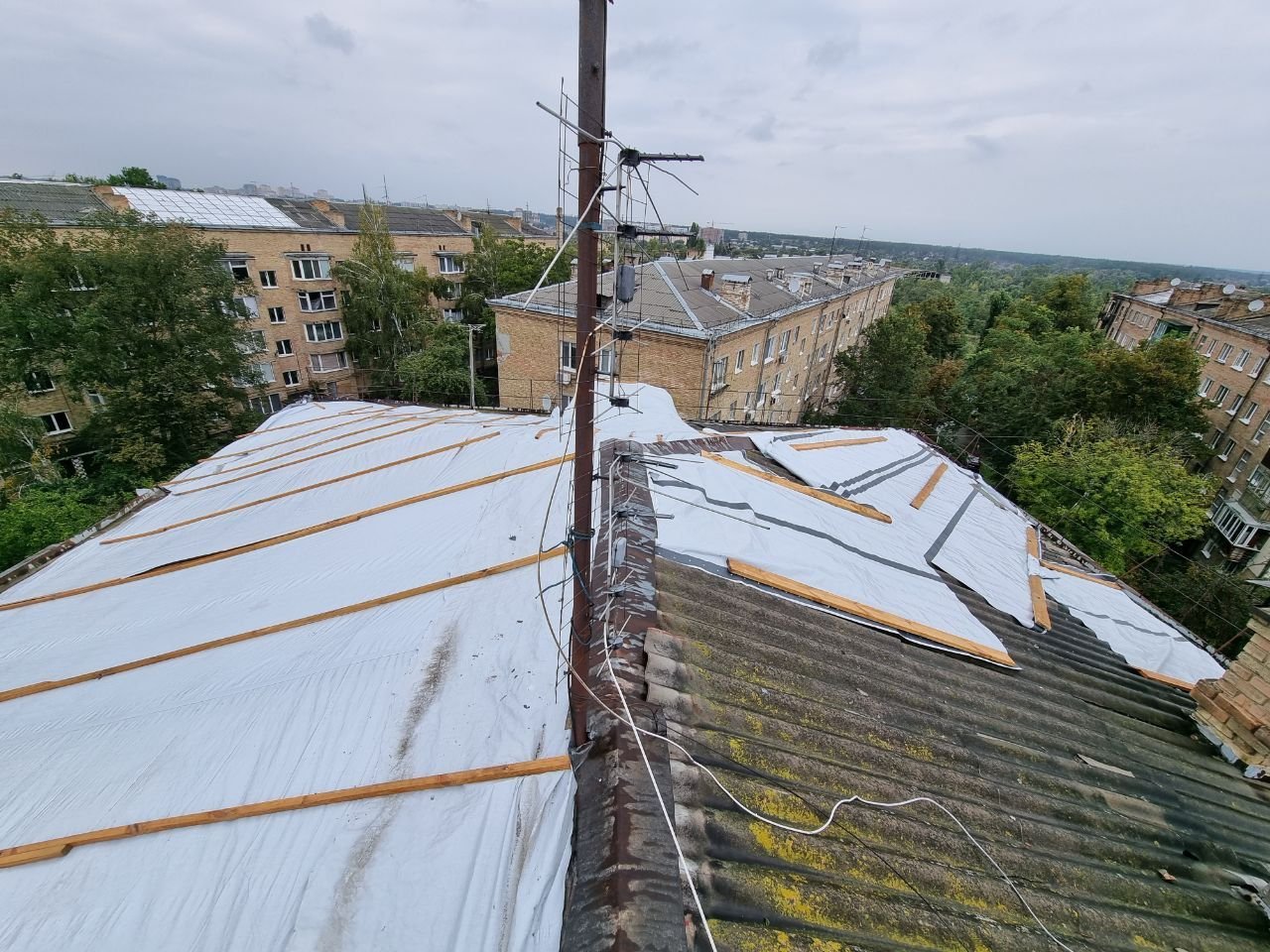 Пошкоджено покрівлю багатоквартирного житлового будинку в місті Ірпінь.