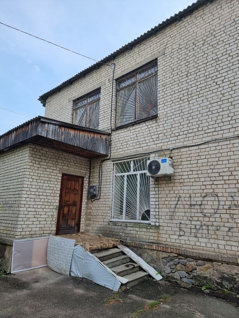 Пошкоджено будівлю в смт. Бородянка