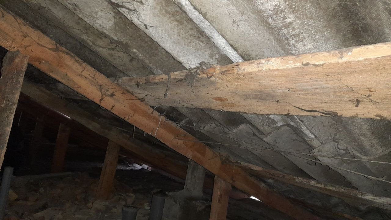 Пошкоджено двоповерховий багатоквартирний будинок.