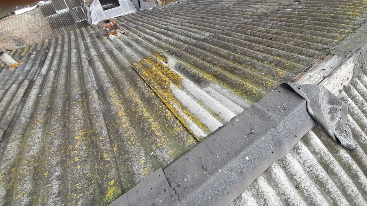 Пошкоджено двоповерховий багатоквартирний будинок.