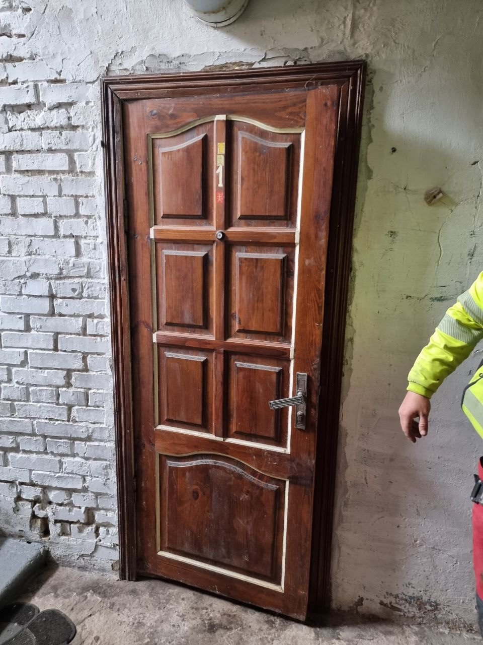 Пошкоджено двоповерховий багатоквартирний будинок.