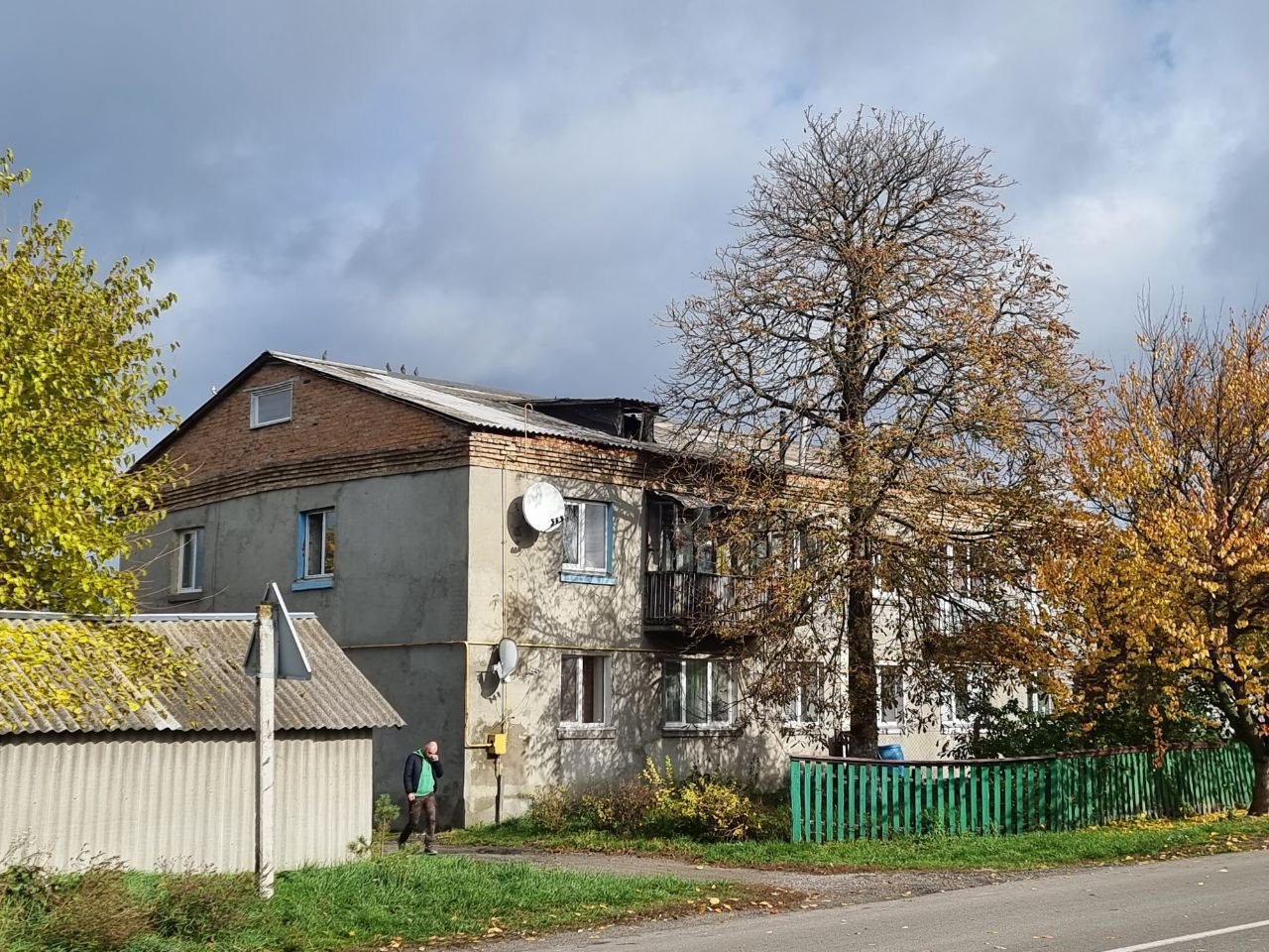 Пошкоджено двоповерховий багатоквартирний будинок.