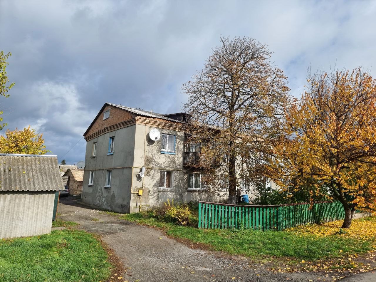 Пошкоджено двоповерховий багатоквартирний будинок.