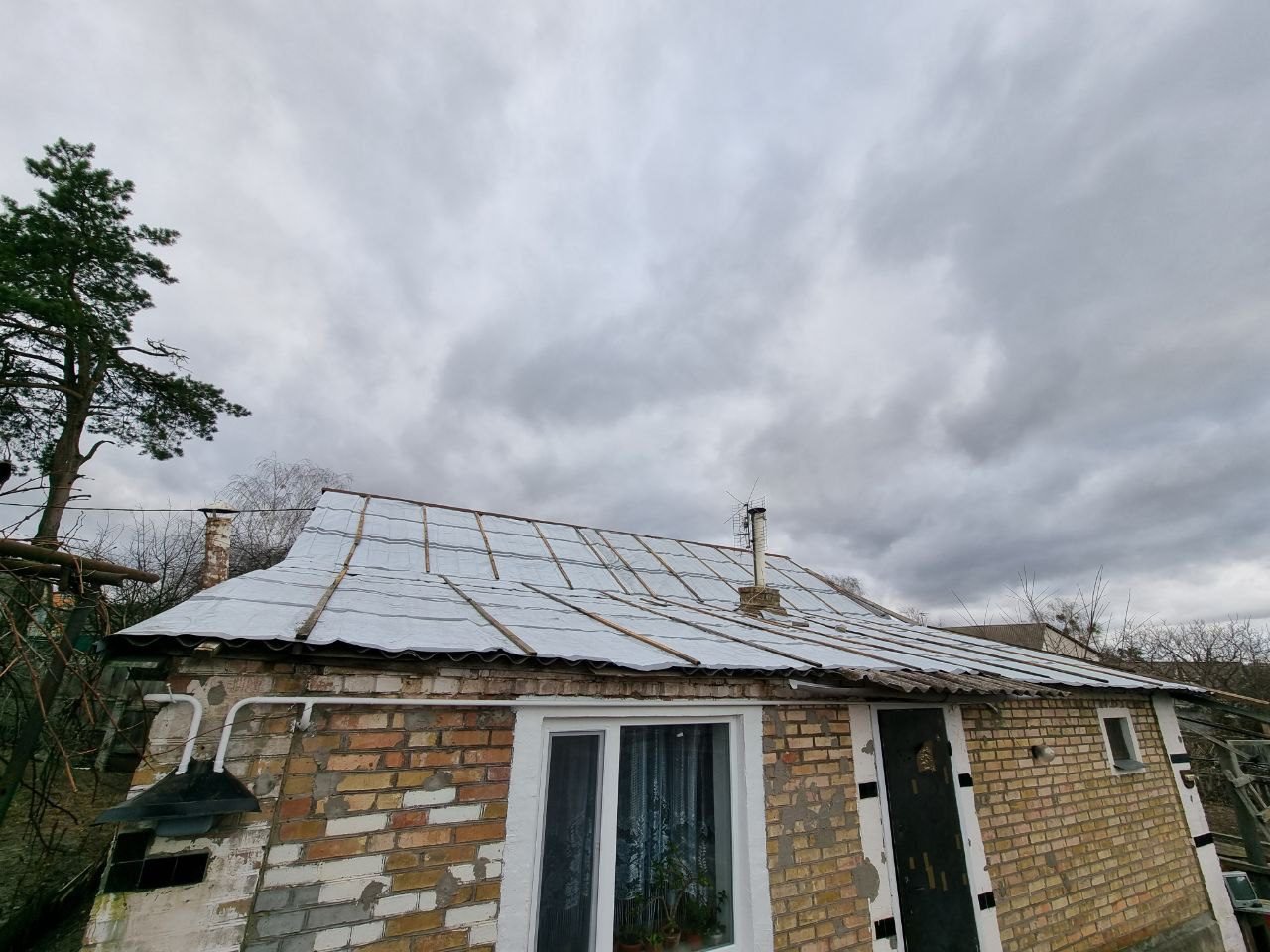 Пошкоджено покрівлю приватного будинку.